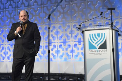 Emcee Jason Alexander compartilha suas experiências crescendo judaica e seus sentimentos por Israel