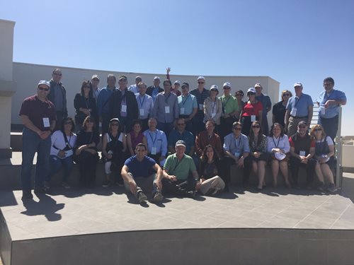 Os delegados se reúnem para uma foto de grupo na comunidade fronteiriça do sul de Halutza