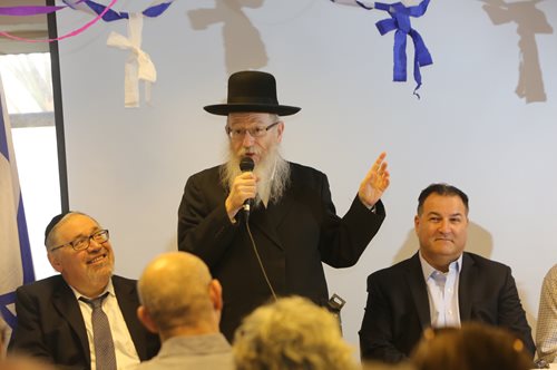 O ministro da Saúde, Rabi Yaakov Litzman, fala com a delegação em Hala: a Clínica Completa de Pele Clínica de Rachel Nash