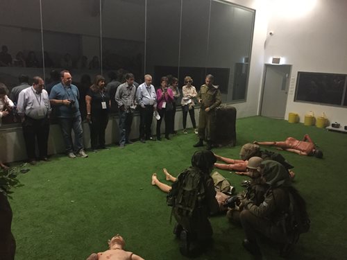 Observando treinamento para médicos de combate IDF