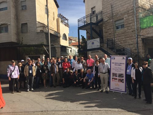 Preparando-se para embrulhar cestas de presente em Ohr Meir e Bracha, uma organização de apoio a vítimas de ataques terroristas