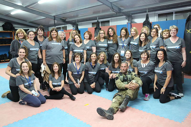 Les déléguées visitent Caliber 3, une académie militaire israélienne d’autodéfense, de contre-terrorisme et de sécurité, où des soldats des FDI leur font une démonstration de Krav Maga