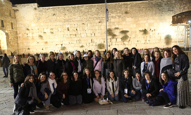 Membros da Delegação de Israel da Divisão Nacional da Mulher de Israel de 2017 Israel se reúnem em frente ao Kotel