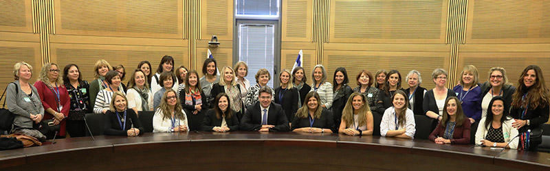 Delegados da Divisão de Mulheres visitam o Knesset e se encontram com influentes dignitários israelenses