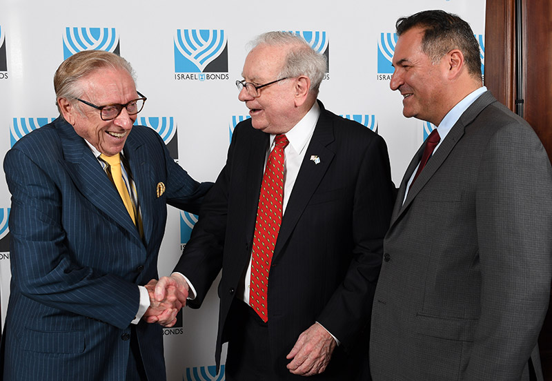 Israel Maimon (right) with famed investor Warren Buffett and prominent real estate developer Larry Silverstein at a June 2017 Israel Bonds dinner in New York. (Photo: Shahar Azran)