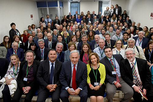 Photo de groupe de la délégation du 70e anniversaire d’Israel Bonds avec le premier ministre Netanyahou; David et Ruth Naftaly sont juste derrière le premier ministre (Photo : Cabinet du Premier ministre)