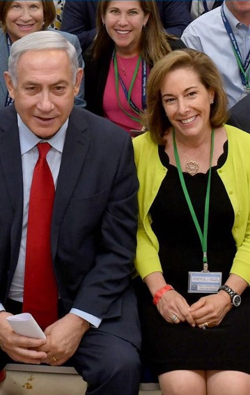 Prime Minister Benjamin Netanyahu poses with Laura Orzy and the Bonds 70th anniversary delegation (Photo: Prime Minister's Office)