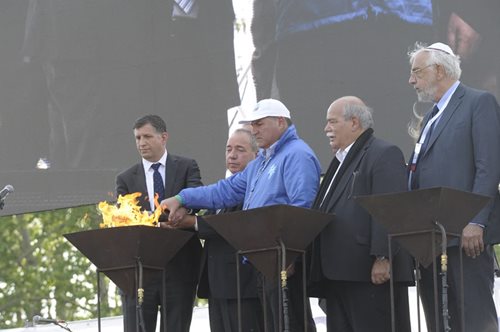 Le président et chef de la direction d'Israel Bonds, Israel Maimon, s'est joint à la cérémonie d'allumage du flambeau en l'honneur des six millions de victimes de l'Holocaustet