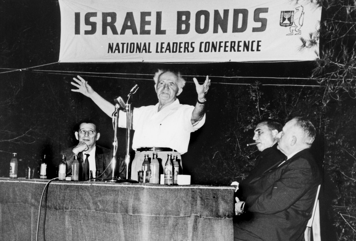 Le premier ministre David Ben-Gourion accueille les leaders d’Israel Bonds à Jérusalem (Photo : Israel Bonds)